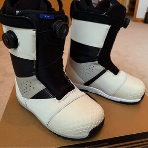 Burton men’s Ion snowboards boot size 11
Brand new